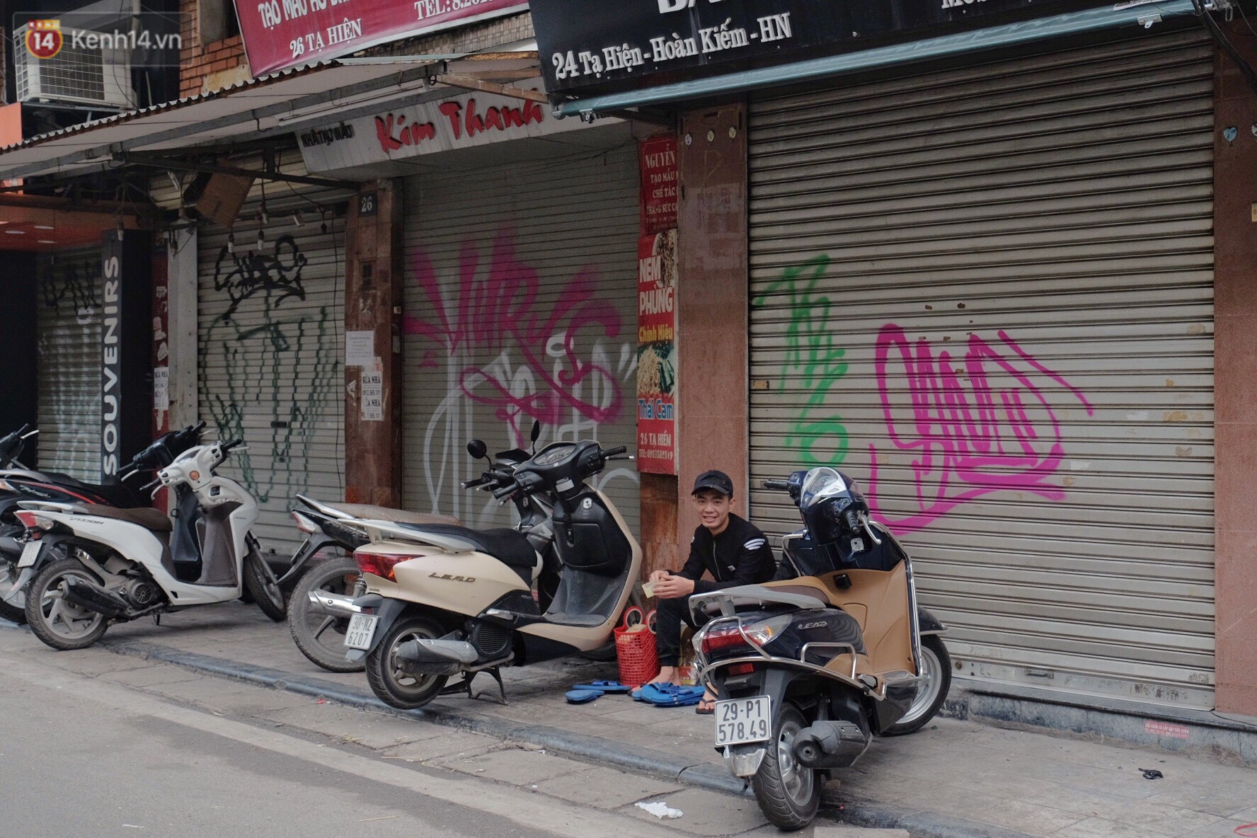 Nhiều hộ dân phố cổ bức xúc khi chỉ sau một đêm, cửa nhà mình bị bôi bẩn bởi hình vẽ xấu xí